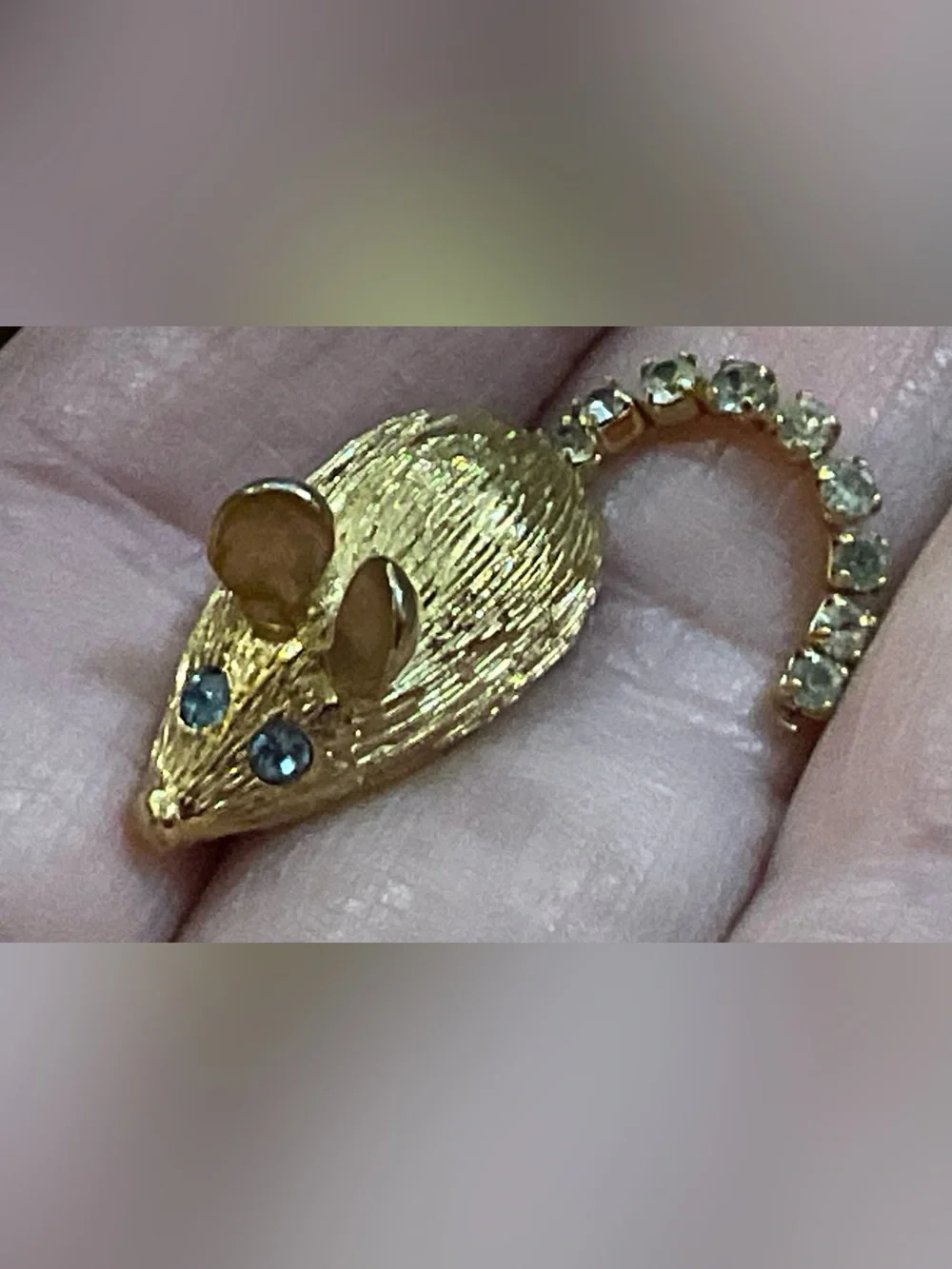 Avon:vintage gold tone/plated Midas the mouse with blue eyes tie tack/pin/brouch